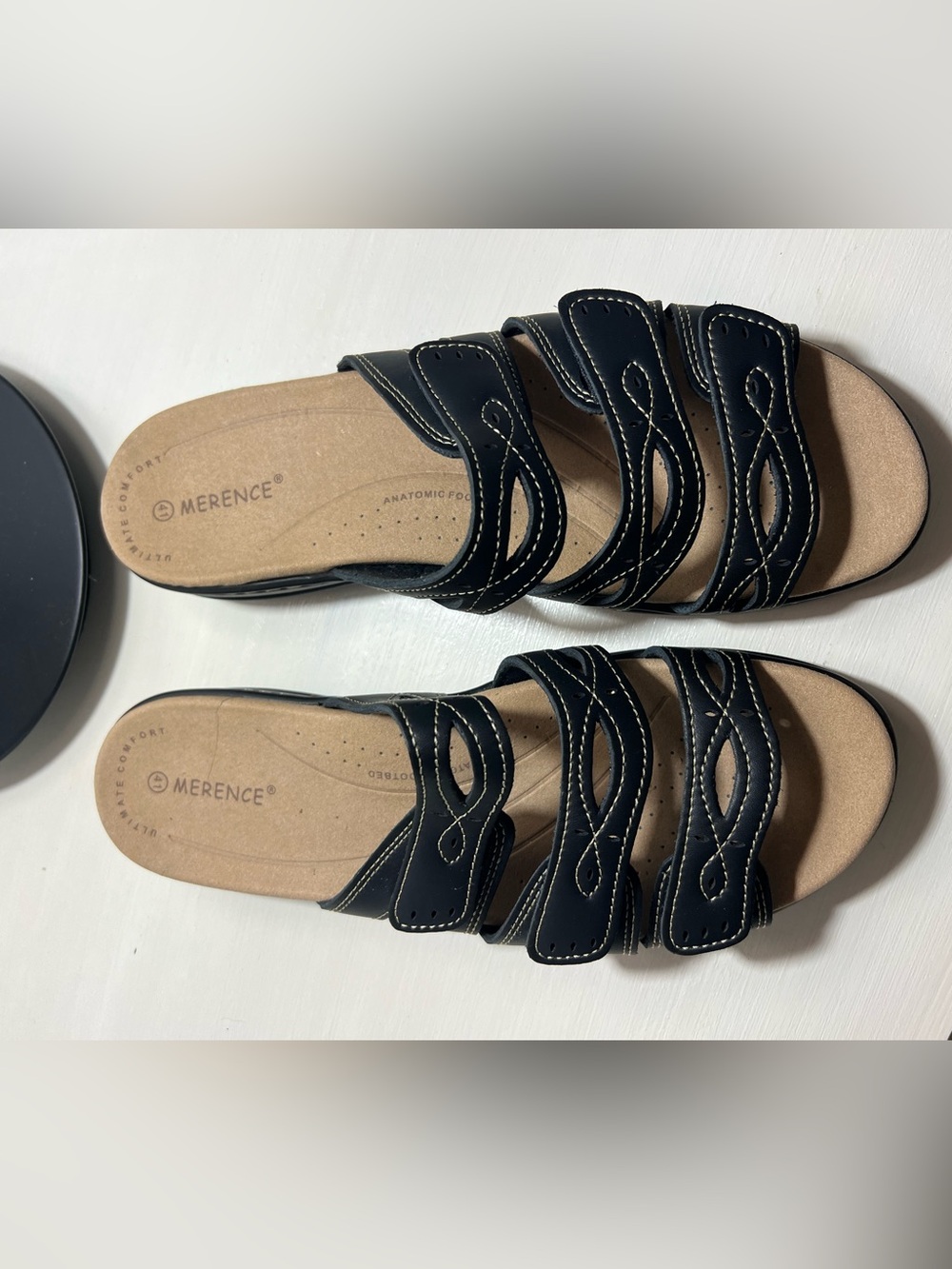 EUC Like New Women’s Merence black leather slide sandals size 9.5.